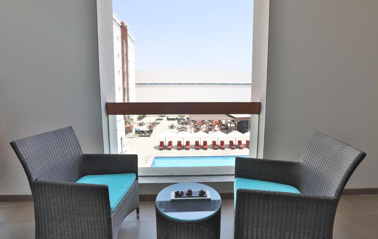 Four Points By Sheraton Al Ain Exterior foto A balcony at the hotel