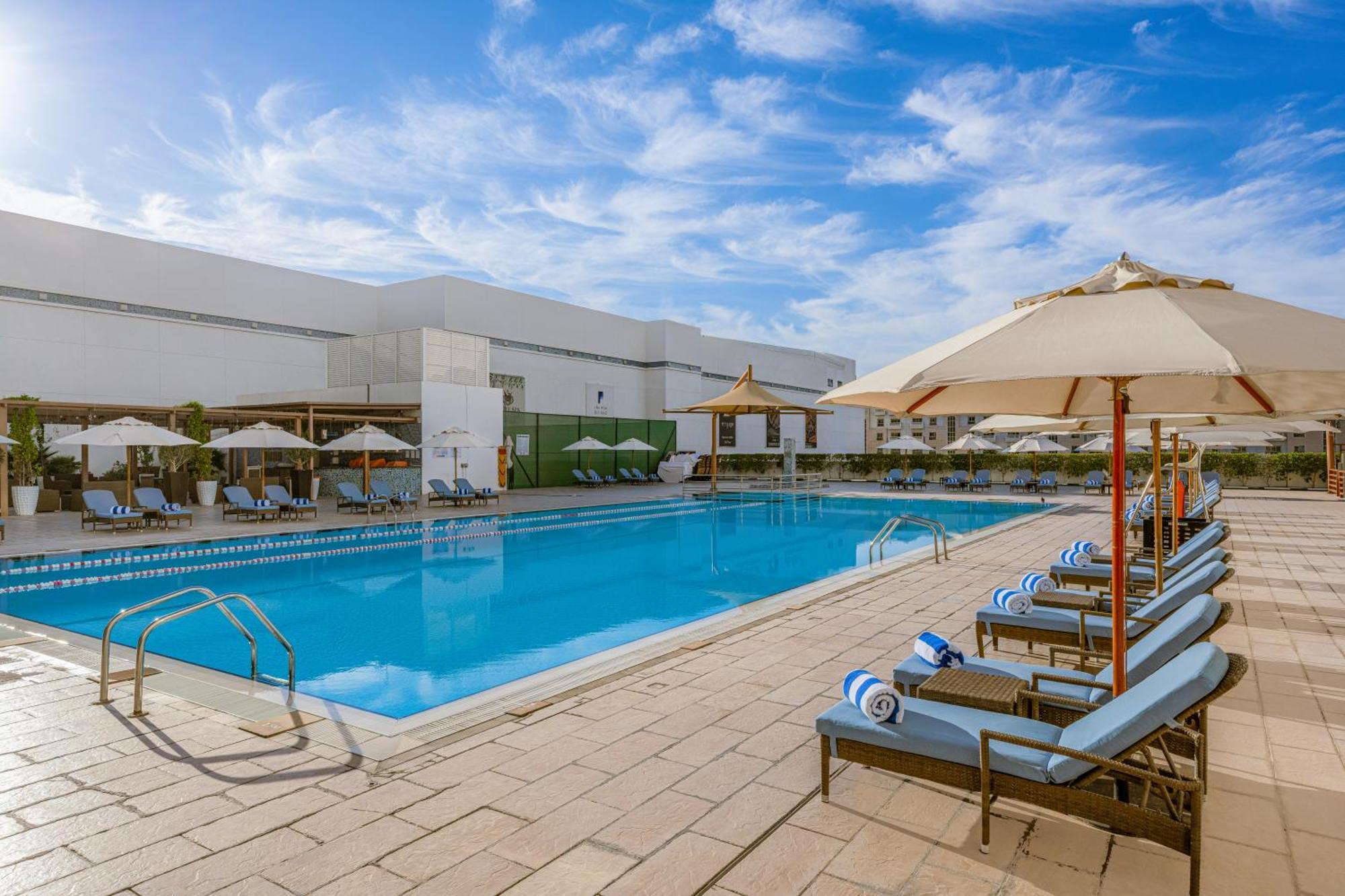 Four Points By Sheraton Al Ain Exterior foto The swimming pool at the hotel