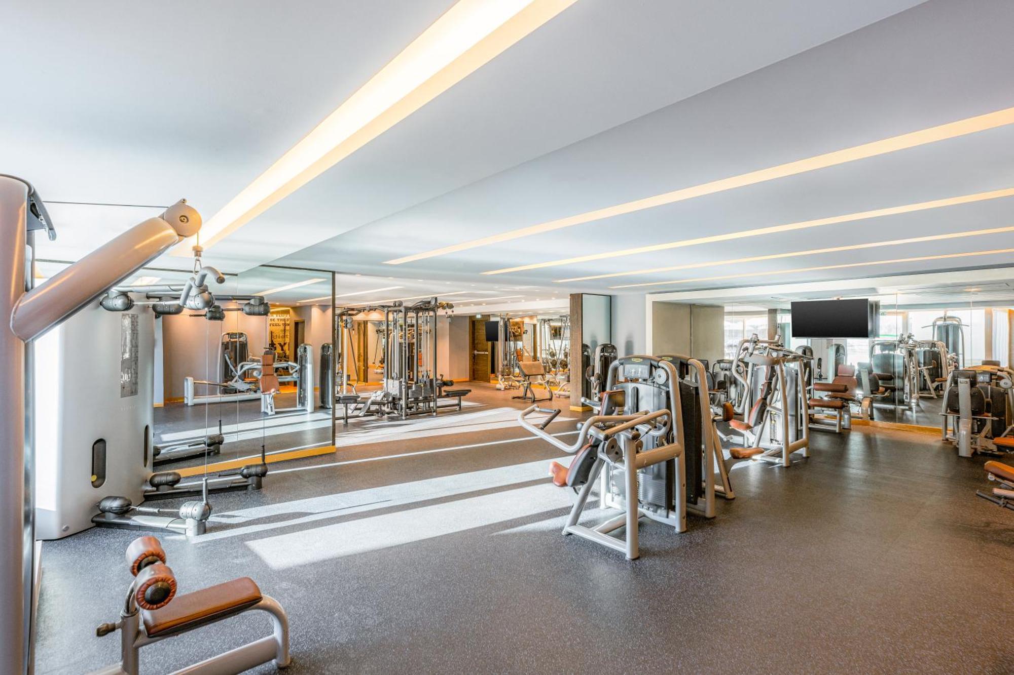 Four Points By Sheraton Al Ain Exterior foto The gym at the hotel