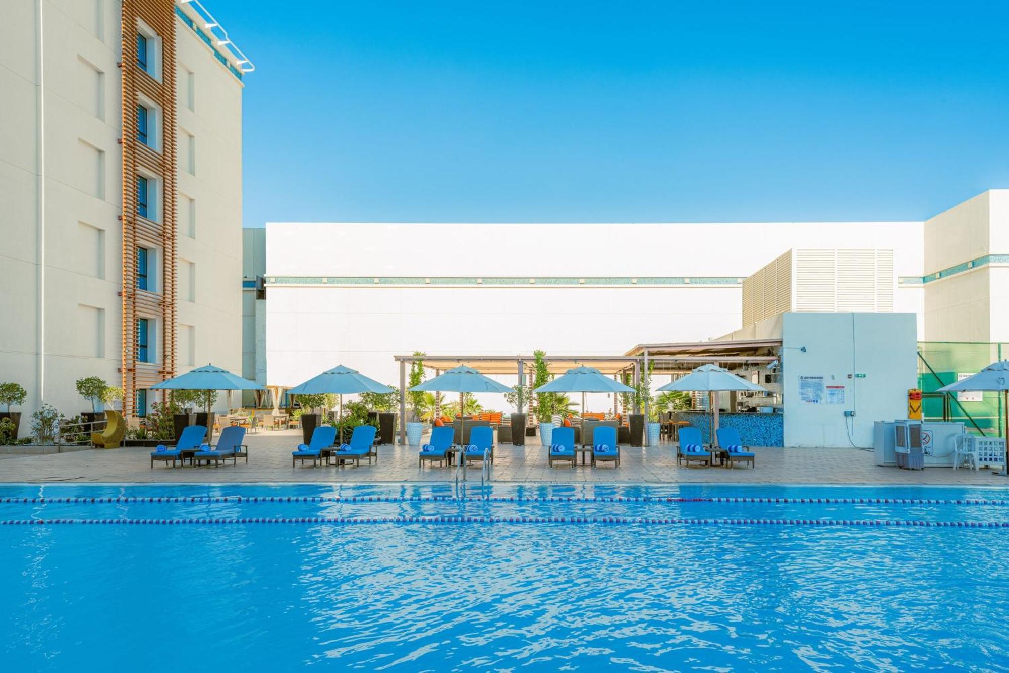 Four Points By Sheraton Al Ain Exterior foto The swimming pool at the hotel