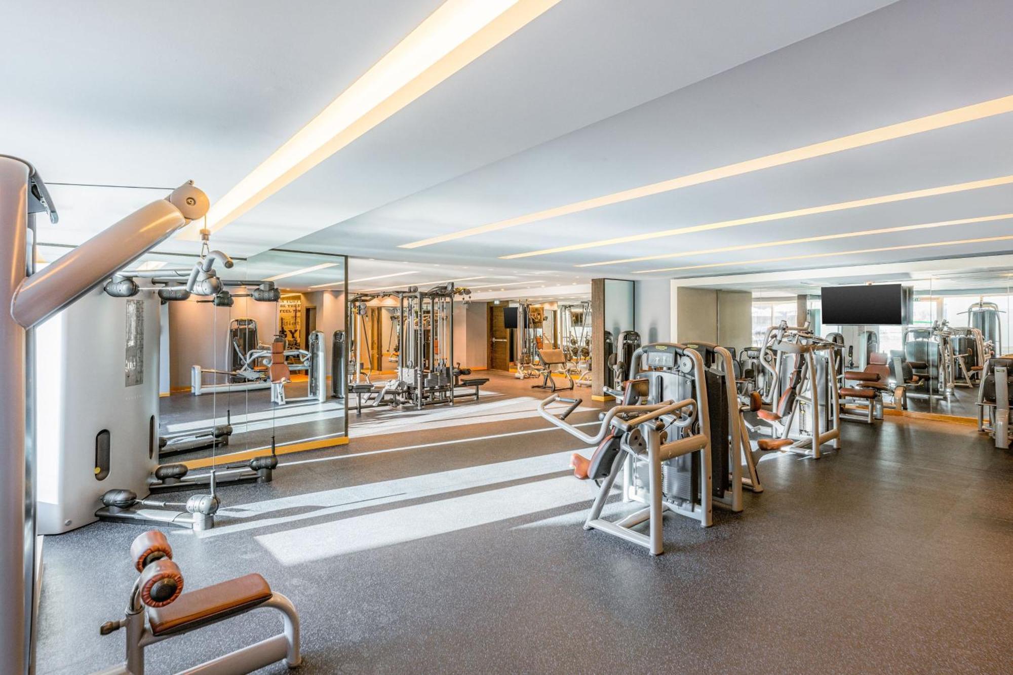 Four Points By Sheraton Al Ain Exterior foto The gym at the hotel